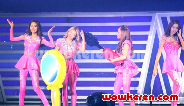 Gambar Foto Aksi Girls' Generation di Konser Jakarta