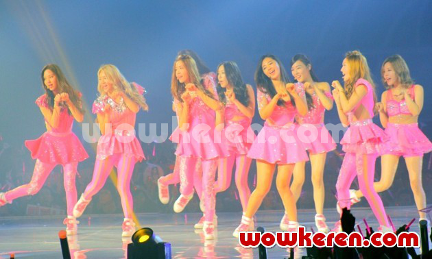 Gambar Foto Girls' Generation Saat Bawakan Lagu 'Dancing Queen'