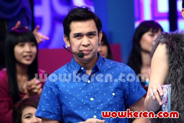 Gambar Foto Olga Syahputra Saat Menjadi Host di Acara Musik 'Dahsyat'