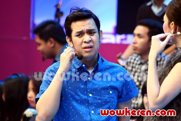 Gambar Foto Olga Syahputra Saat Menjadi Host di Acara Musik 'Dahsyat'
