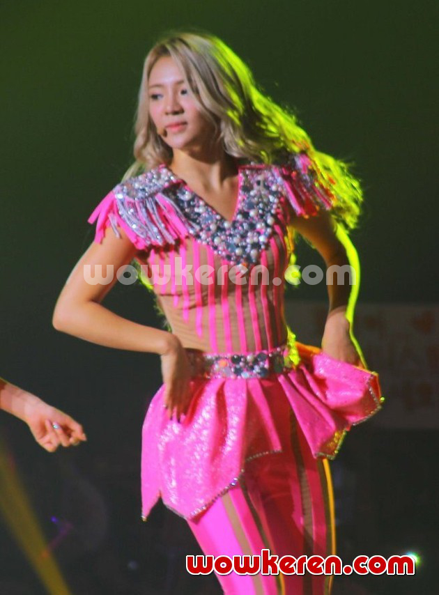 Gambar Foto Hyoyeon Girls' Generation di Konser Jakarta