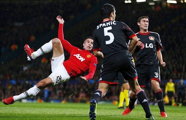 Gambar Foto Aksi Akrobat Robin van Persie Saat Mencetak Gol