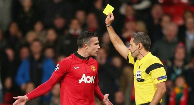 Gambar Foto Robin van Persie Mendapatkan Kartu Kuning