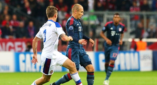 Gambar Foto Duel Arjen Robben vs Pontus Wernbloom