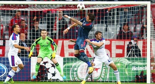Gambar Foto Mario Mandzukic Berhasil Cetak Gol dengan Sundulannya