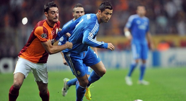 Gambar Foto Cristiano Ronaldo Dihalangi Oleh Pemain Galatasaray Alber Rivera