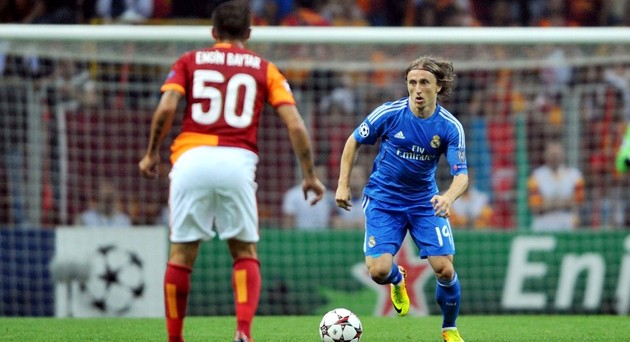 Gambar Foto Luka Modric Dihadang oleh Engin Baytar