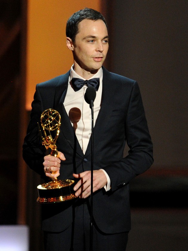 Gambar Foto Jim Parsons Raih Piala Outstanding Actor in a Comedy