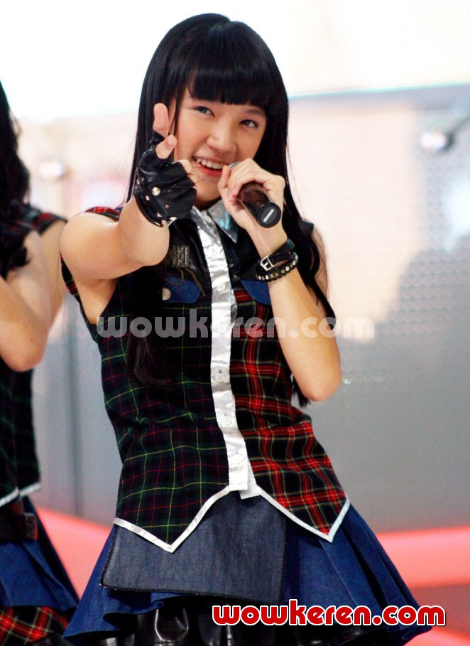 Gambar Foto Cindy JKT48 Saat Tampil di Indonesia International Motor Show 2013
