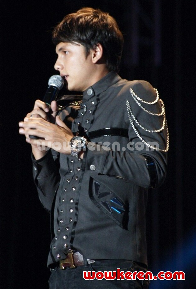Gambar Foto Andhika Pratama Saat Menjadi Host Inbox Awards 2013