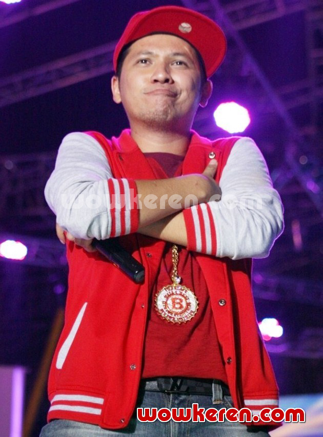 Gambar Foto Gading Marten Saat Menjadi Host Inbox Awards 2013