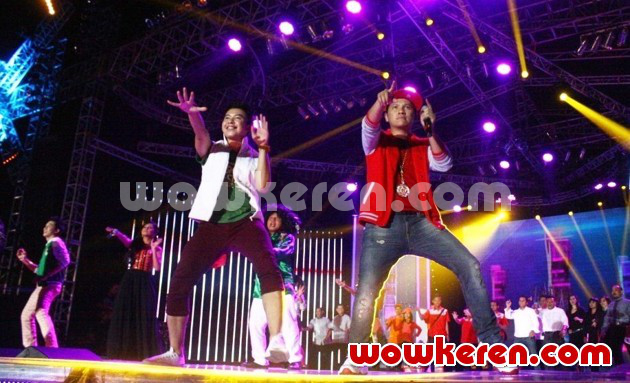 Gambar Foto Aksi Para Host di Inbox Awards 2013