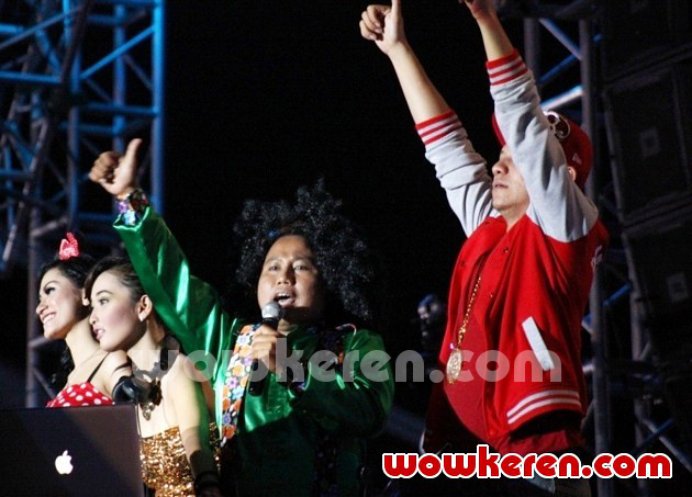 Gambar Foto Aksi Para Host di Inbox Awards 2013