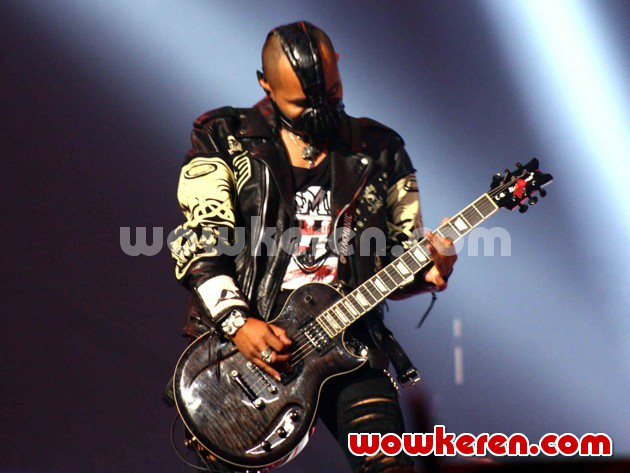Gambar Foto Aksi Panggung Cella Kotak di 'Konser Ener9i: Rock Never Dies'