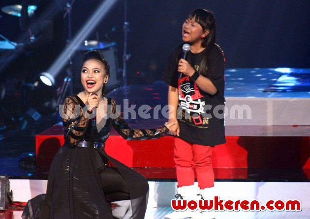 Gambar Foto Tantri Kotak Mengajak Fans untuk Bernyanyi Bersama di 'Konser Ener9i: Rock Never Dies'