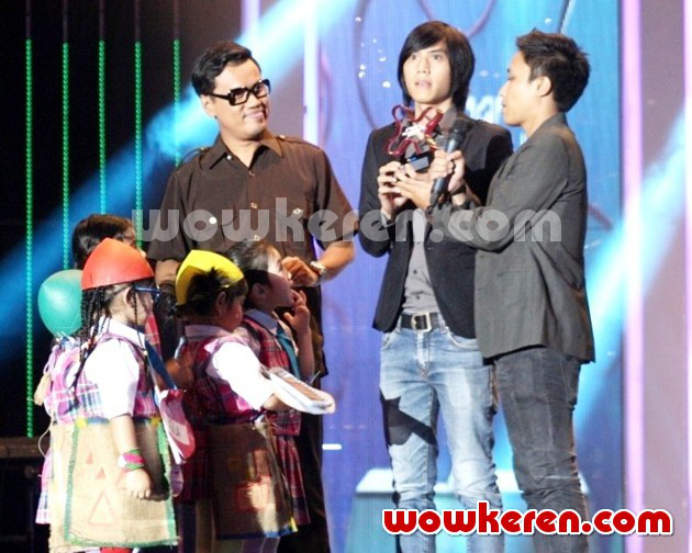 Gambar Foto Uya Kuya di Inbox Awards 2013