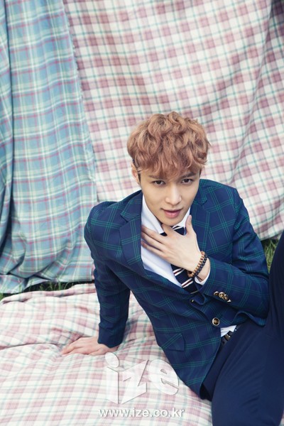 Gambar Foto Lay EXO di Majalah Ize Edisi Oktober 2013