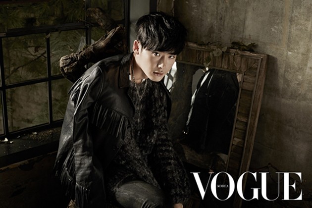 Gambar Foto Lee Jong Suk di Majalah Vogue Korea Edisi Oktober 2013