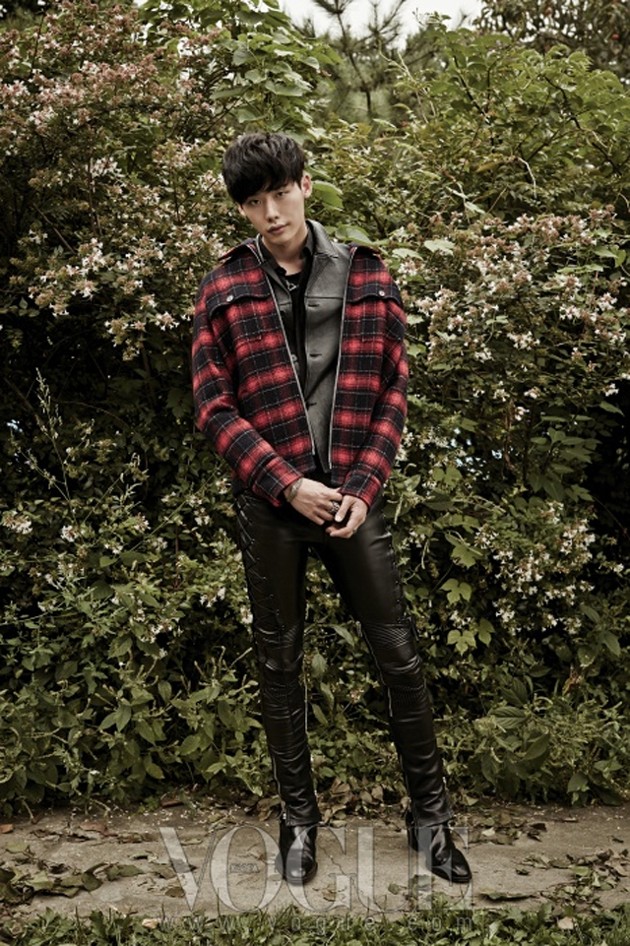Gambar Foto Lee Jong Suk di Majalah Vogue Korea Edisi Oktober 2013