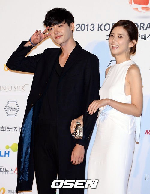 Gambar Foto Lee Jong Suk dan Lee Bo Young di Red Carpet Korean Drama Awards 2013