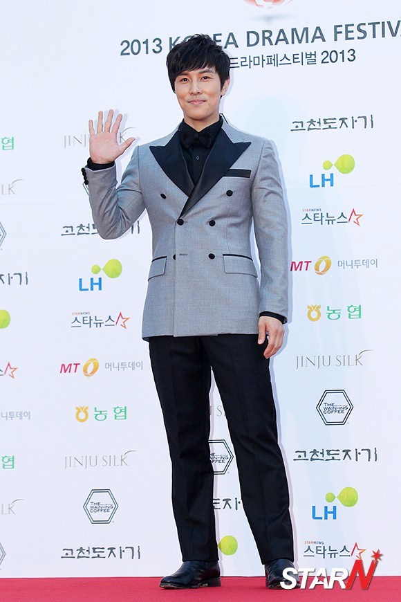 Foto Kim Dong Wan Shinhwa di Red Carpet Korean Drama Awards 2013