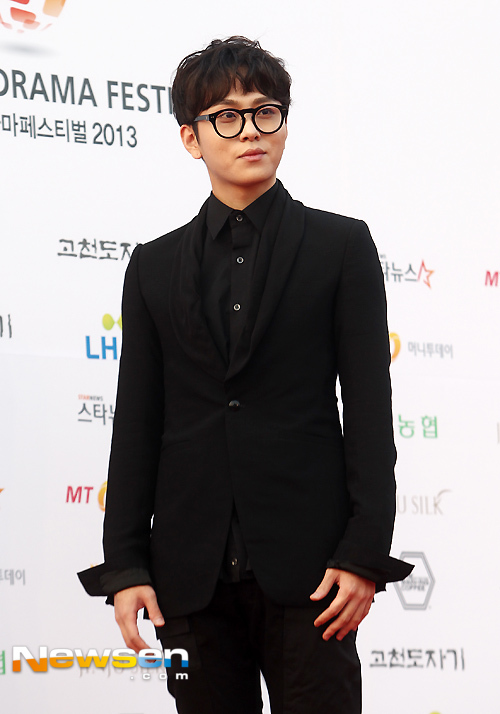 Gambar Foto Yong Jun Hyung Beast di Red Carpet Korean Drama Awards 2013