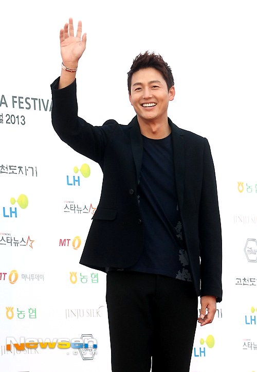 Gambar Foto Lee Jung Jin di Red Carpet Korean Drama Awards 2013