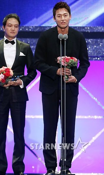 Foto Lee Jung Jin Raih Piala Top Excellence Actor