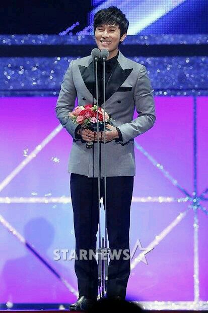 Foto Kim Dong Wan Shinhwa Raih Piala Excellence Actor