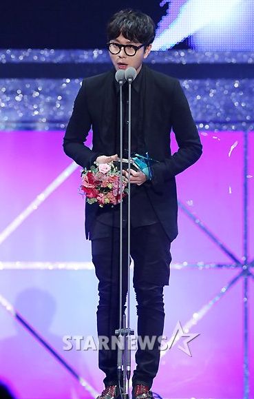 Gambar Foto Yong Jun Hyung Beast Raih Piala Best Rookie Actor