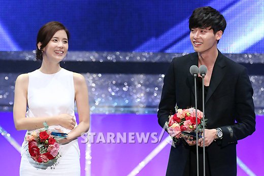 Gambar Foto Lee Bo Young dan Lee Jong Suk Raih Piala Best Couple