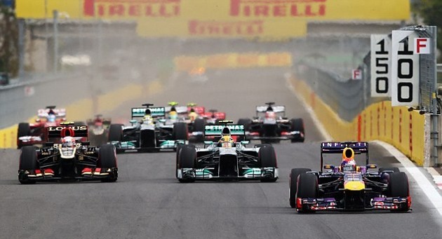 Gambar Foto Sebastian Vettel Memimpin Jalannya Balapan
