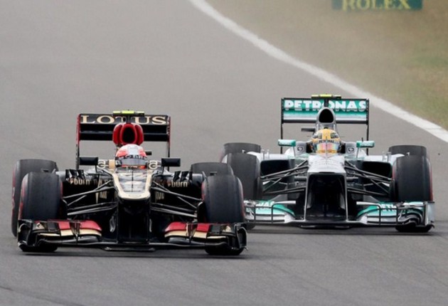Gambar Foto Romain Grosjean Berhasil Mendahului Lewis Hamilton