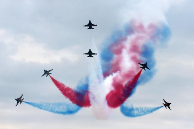 Gambar Foto Aksi Akrobatik Angkatan Udara Korea Selatan di Pembukaan GP Korea 2013