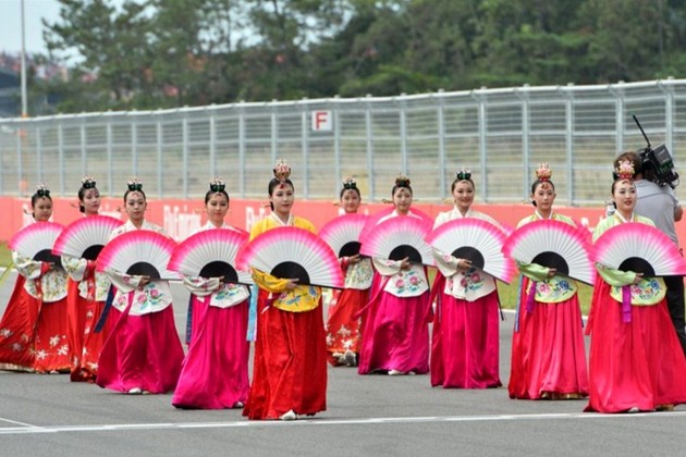 Gambar Foto Para Penari Meriahkan Pembukaan GP Korea 2013