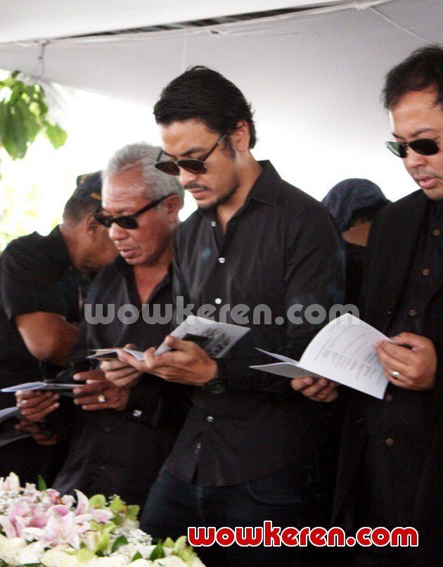 Gambar Foto Ello Saat Pemakaman Diana Nasution