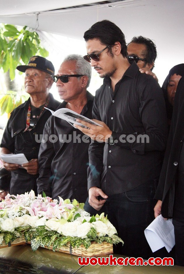 Gambar Foto Ello Saat Pemakaman Diana Nasution