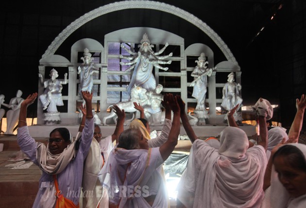 Gambar Foto Masyarakat Rayakan Festival Durga Puja dengan Menari Bersama