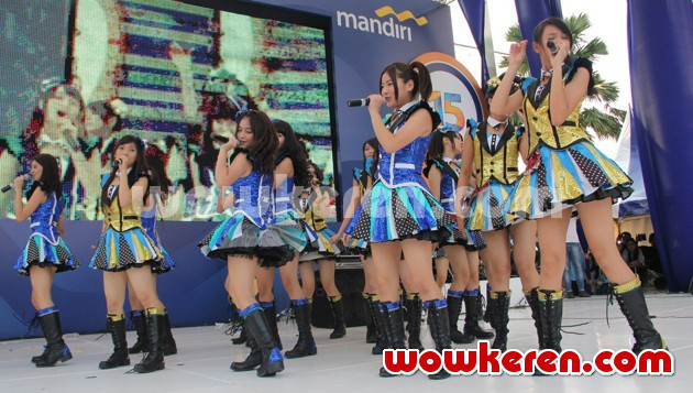 Gambar Foto JKT48 Saat Tampil di Acara 'Karnaval Mandiri Nusantara'