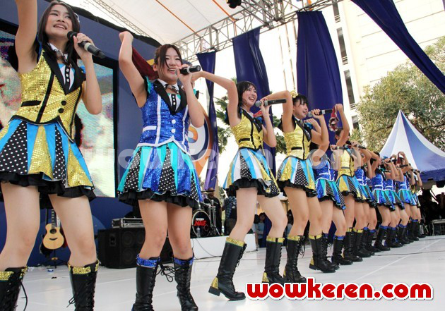 Gambar Foto JKT48 Saat Tampil di Acara 'Karnaval Mandiri Nusantara'
