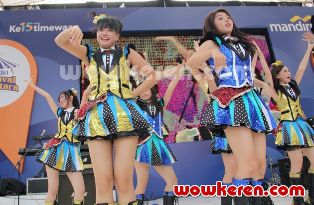 Gambar Foto JKT48 Saat Tampil di Acara 'Karnaval Mandiri Nusantara'