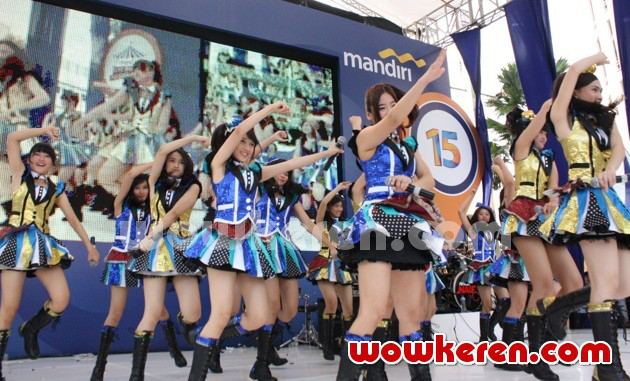 Gambar Foto JKT48 Saat Tampil di Acara 'Karnaval Mandiri Nusantara'
