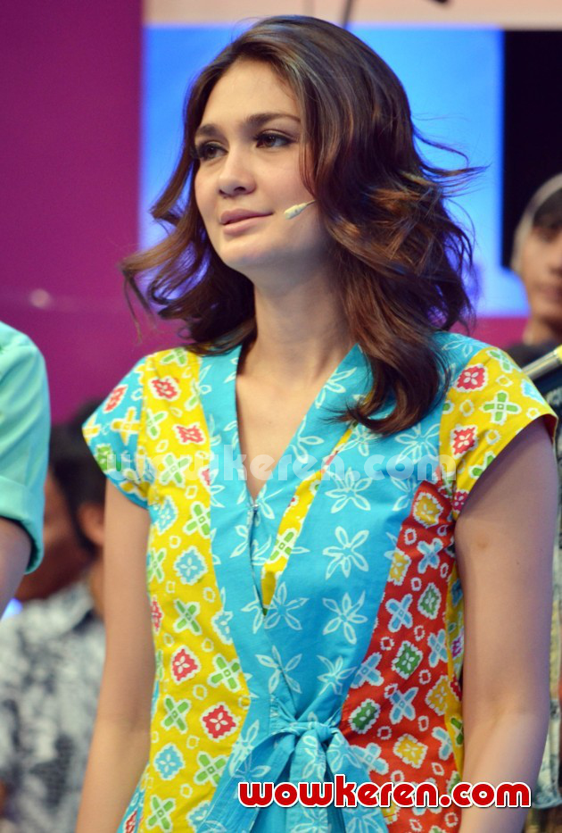 Gambar Foto Luna Maya Saat Menjadi Host Acara Musik 'Dahsyat'