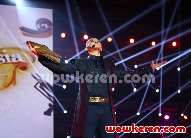 Gambar Foto Aksi Deddy Corbuzier di Konser 'Kreas1 1ndonesia'
