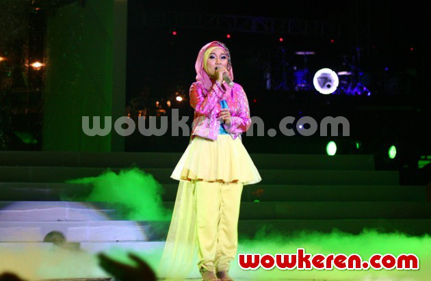 Gambar Foto Penampilan Fatin Shidqia Menyanyikan 'Aku Memilih Setia'