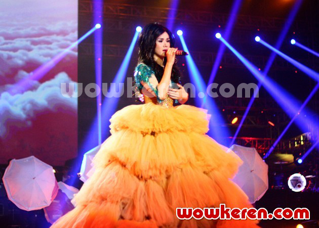 Gambar Foto Penampilan Mulan Jameela Menyanyikan 'Cinta Mati'