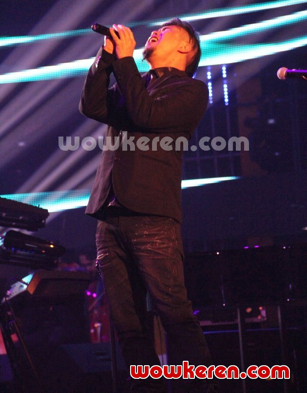 Gambar Foto Penampilan Ahmad Dhani di Konser 'Masterpiece'