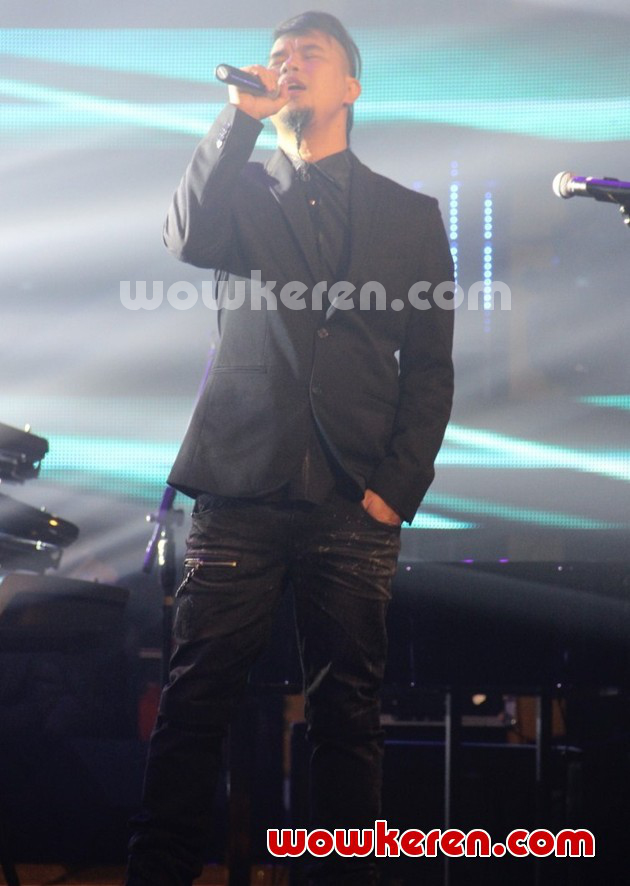 Gambar Foto Penampilan Ahmad Dhani di Konser 'Masterpiece'