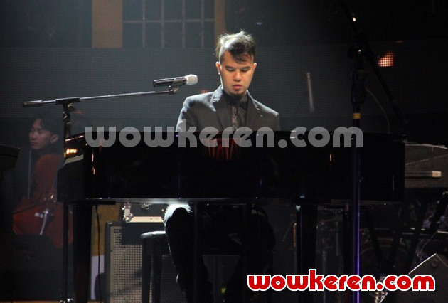 Gambar Foto Penampilan Ahmad Dhani di Konser 'Masterpiece'