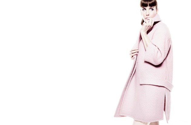 Gambar Foto Liv Tyler Berpose untuk Majalah Fashion Online Net-A-Porter